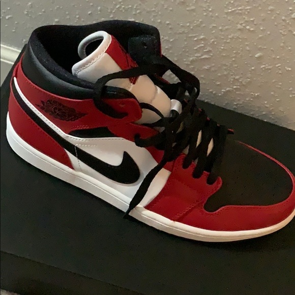 Jordan Other - Air Jordan 1 Mid Chicago black toe